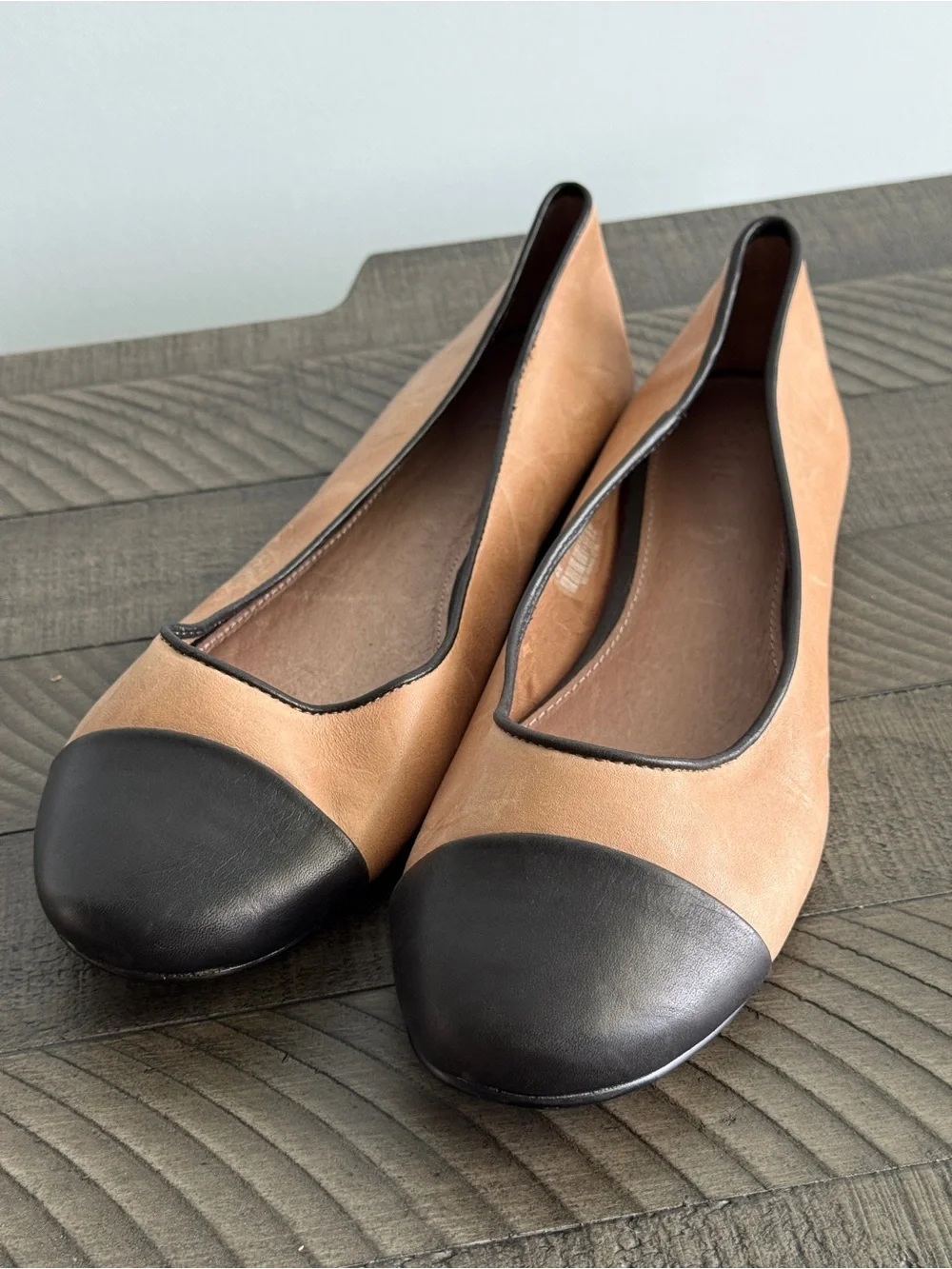 Fossil Two-Tone Tan and Black Women’s Ballet Flats Size 9.5